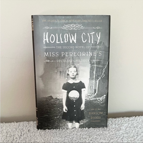 ❄️5/$20 Hollow City Second Novel of Miss Peregrine's Peculiar Children Hardcover - Picture 1 of 4